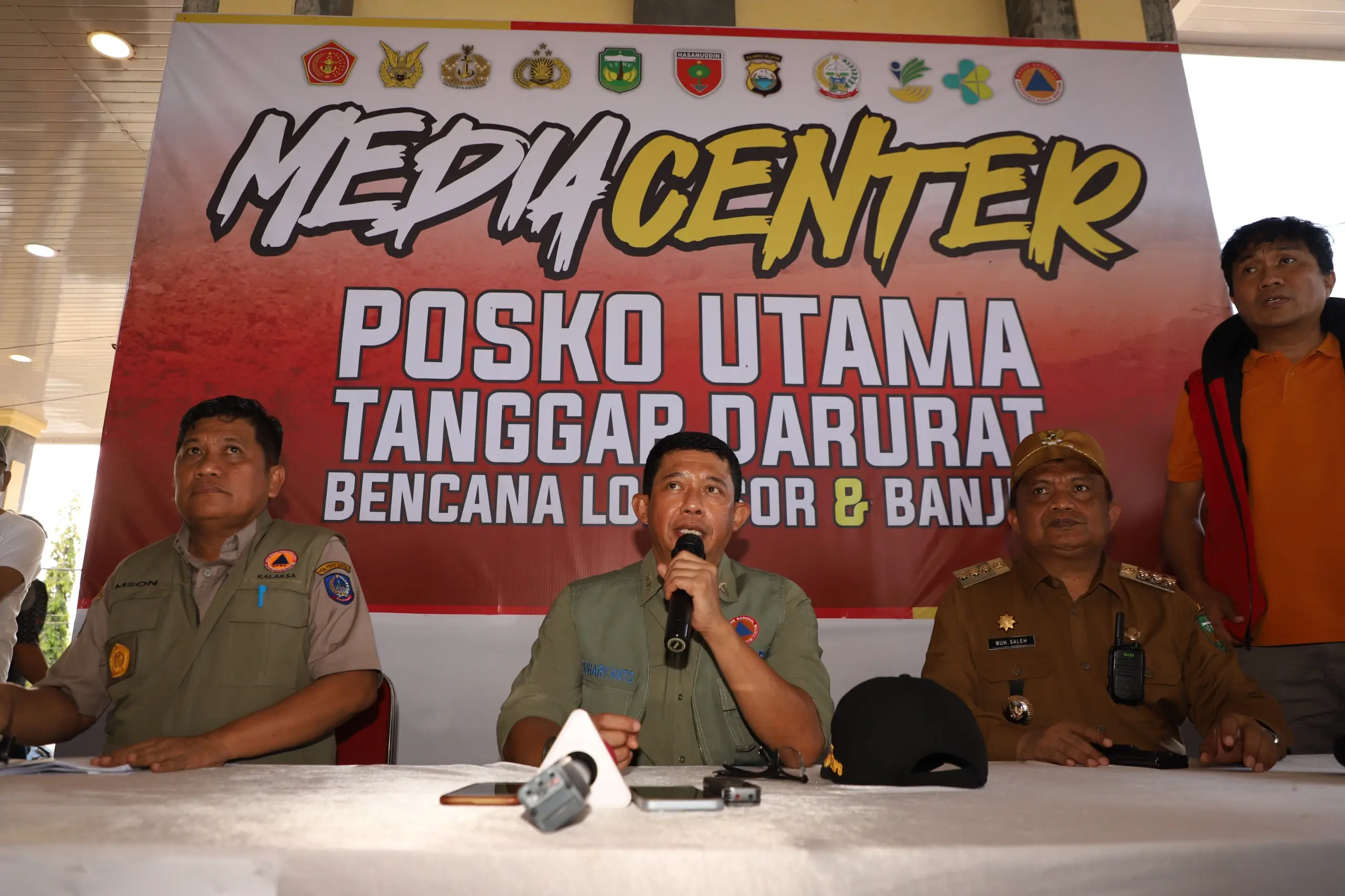 (dari kiri ke kanan) Kepala Pelaksana BPBD Provinsi Sulawesi Selatan Amson Padolo, Kepala BNPB Letjen TNI Suharyanto S.Sos., M.M dan Pj Bupati Luwu Muh. Saleh saat memberikan keterangan pers di Media Center Pos Komando Utama Tanggap Darurat Bencana Banjir dan Tanah Longsor Kabupaten Luwu, Sulawesi Selatan, Selasa (7/5).